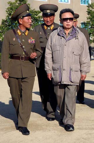 朝鲜领导人金正日因健康问题穿运动鞋_鞋业资