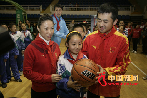 申雪 赵宏博/安踏丁世忠先生、申雪向孩子赠送明星们签名的篮球，并合影