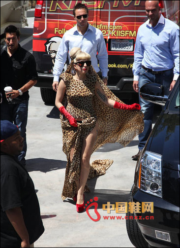 Gaga赶场录制不忘换造型 豹纹长裙配红色高跟