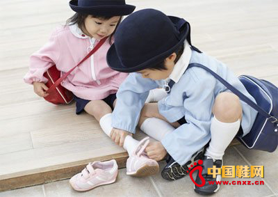 给孩子挑选鞋子的三大误区_鞋业资讯_儿童天