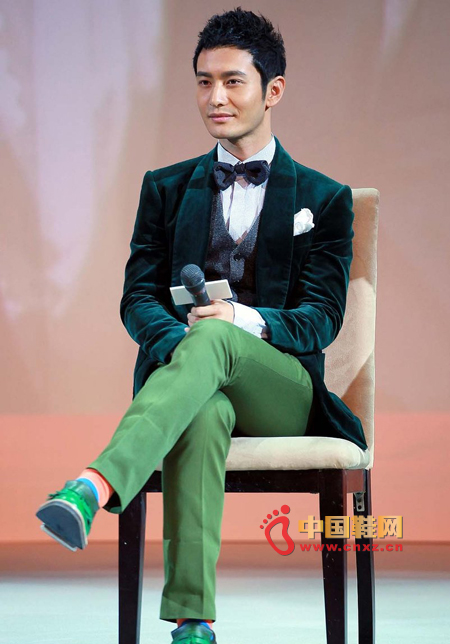 无问西东》首发布黄晓明的「红配绿」鞋袜搭配