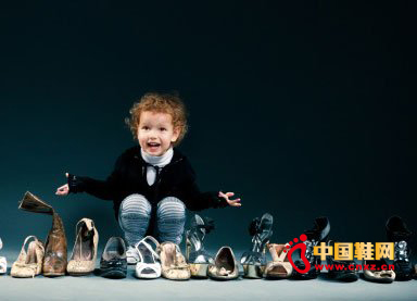 如何为学走路的宝宝挑双好鞋?_鞋业资讯_儿童