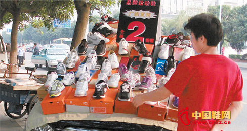 商贩把鞋摆到小车顶上两折起卖， 东莞鞋业在不景气中寻找出路